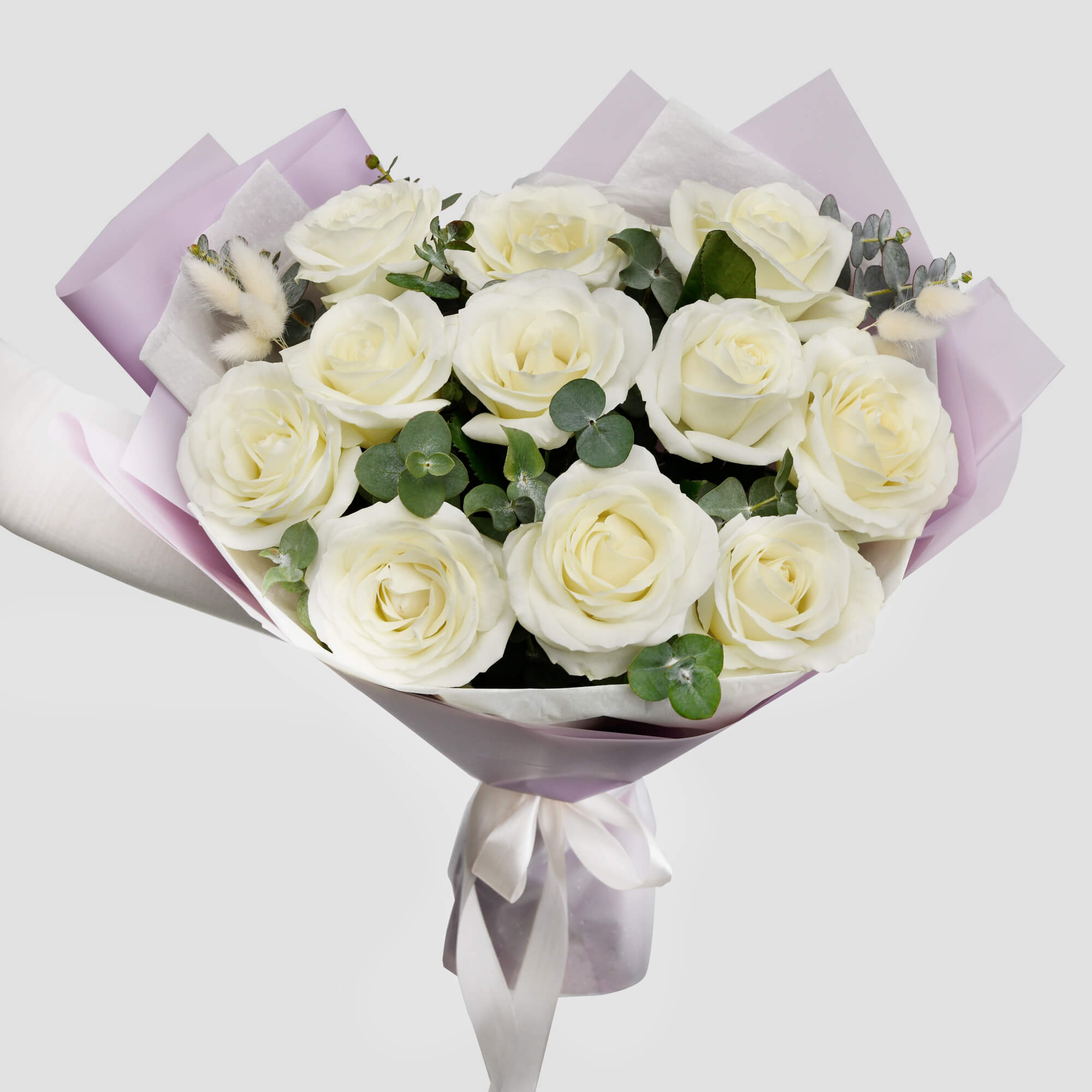 Flori pentru mama - California Flowers, Buchet 11 trandafiri albi si eucalipt, Californiaflowers.ro