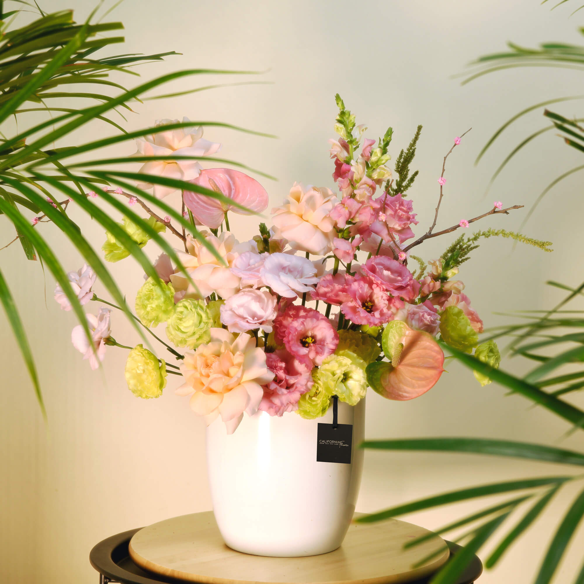Cu ce se sterg frunzele la flori si cum sa le mentii sanatoase?, Aranjament floral in vas ceramic cu anthurium si lisianthus roz, Californiaflowers.ro