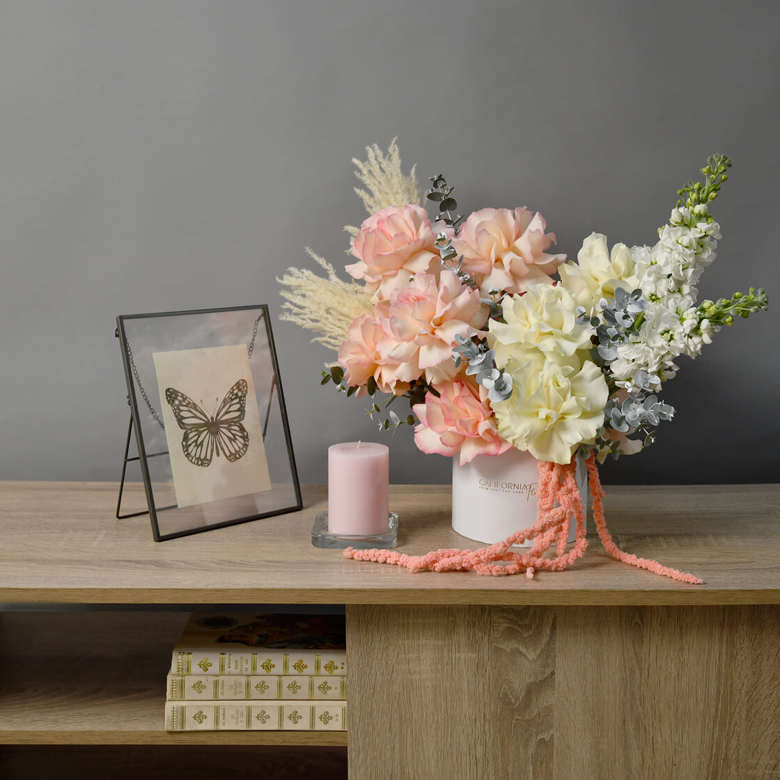 Aranjament floral in cutie cu trandafiri speciali si eucalipt, 3, Californiaflowers.ro