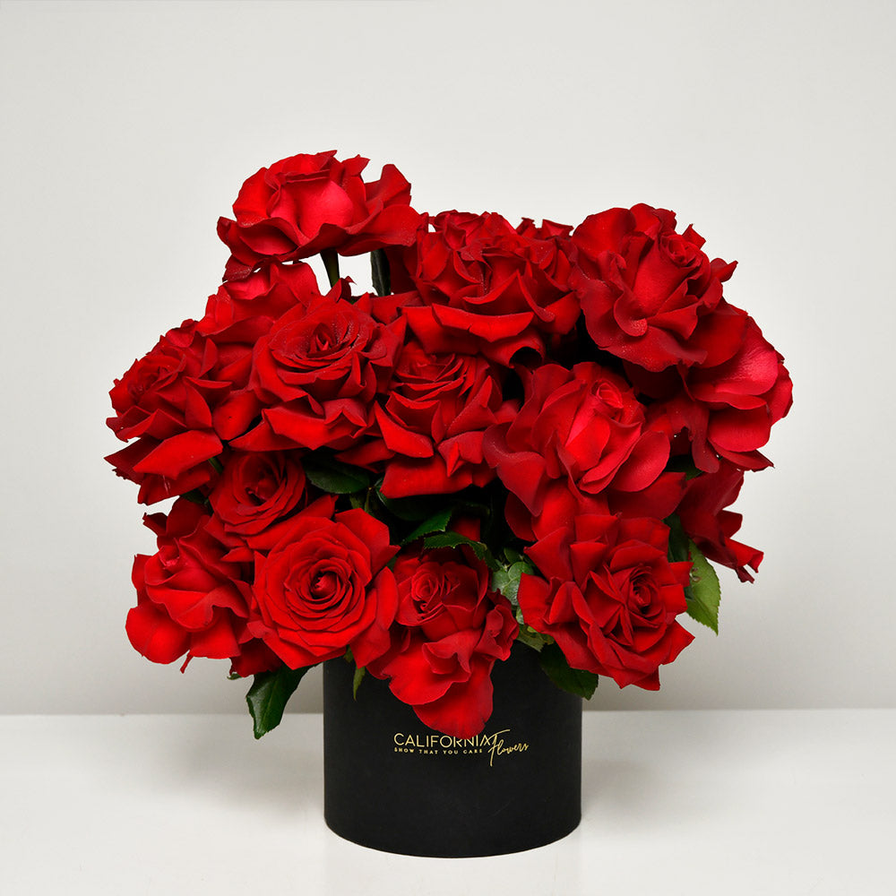 Flori pentru iubita – California Flowers, Aranjament floral in cutie cu 25 trandafiri rosii speciali, Californiaflowers.ro