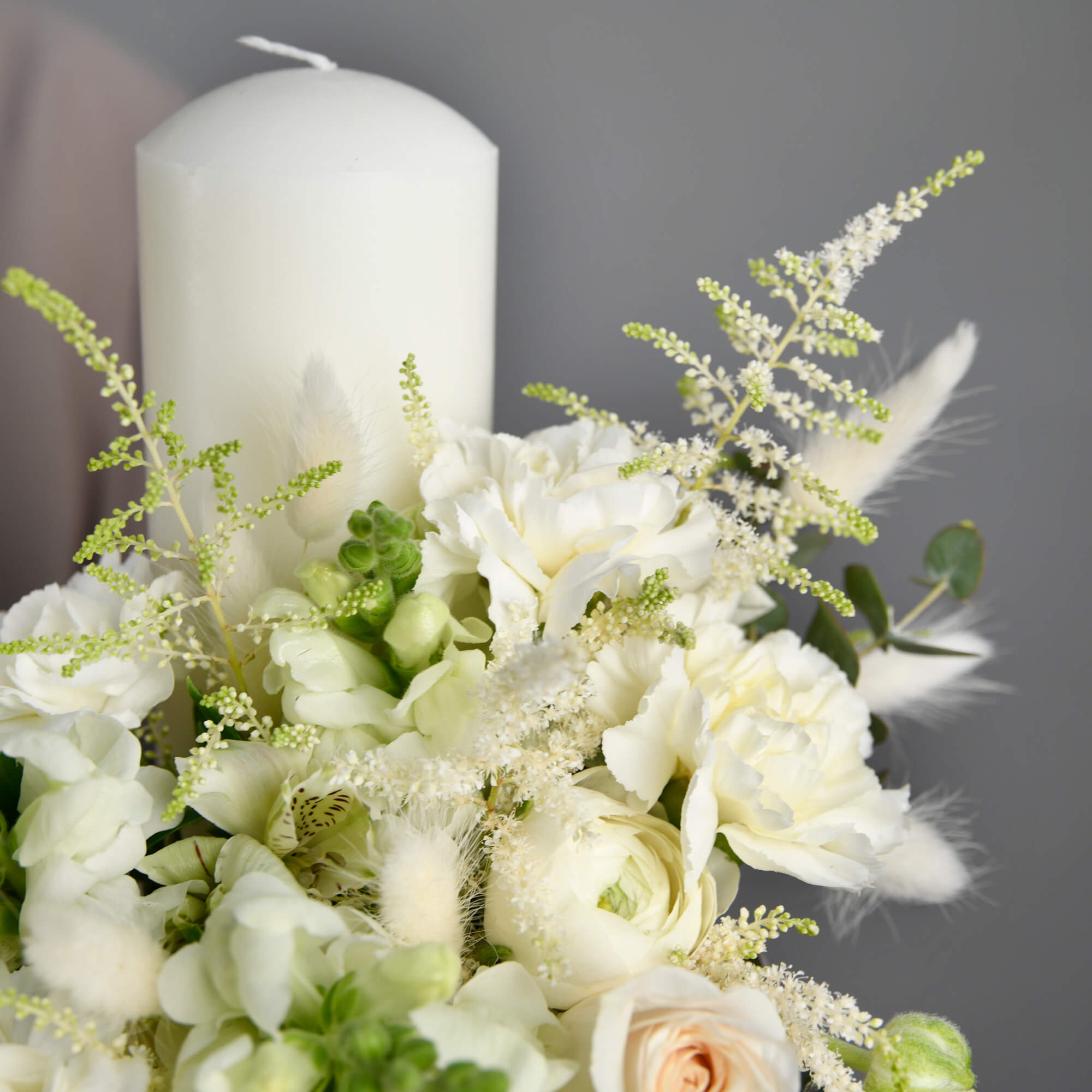 Cu ce se sterg frunzele la flori si cum sa le mentii sanatoase?, Lumanari de cununie cu ranunculus si astilbe, Californiaflowers.ro