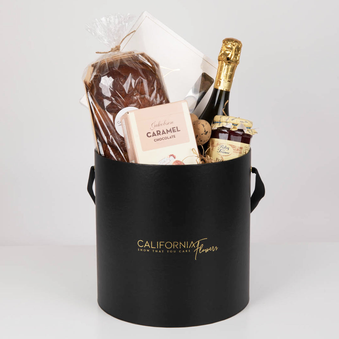 Cu ce se sterg frunzele la flori si cum sa le mentii sanatoase?, Cutie cadou cu bomboane, cozonac, praline, vin spumant si dulceata, Californiaflowers.ro