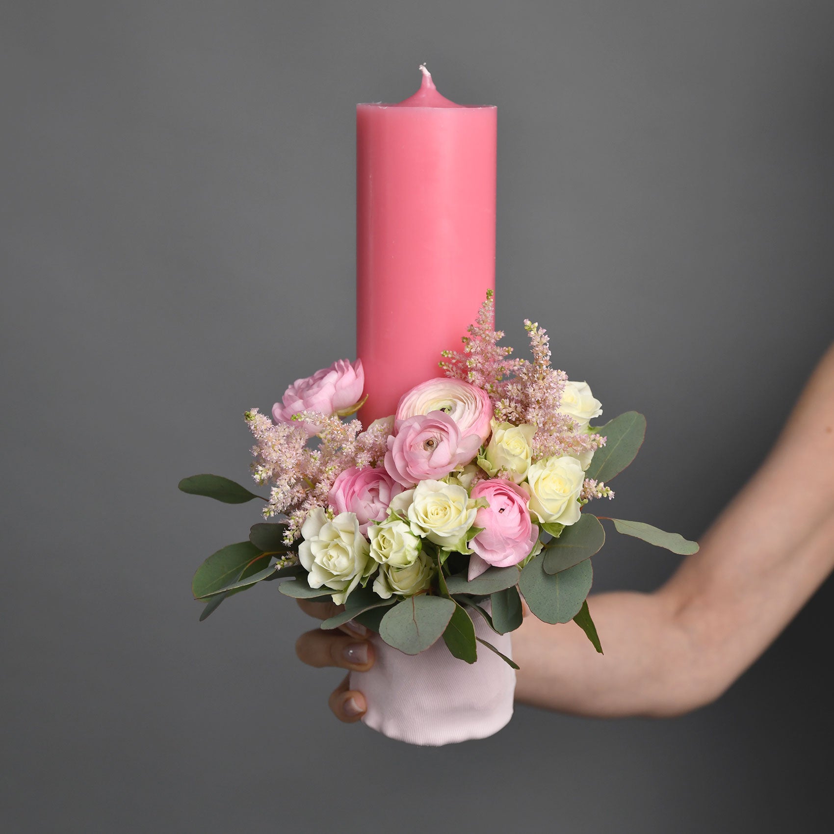 Lumanare botez fetita cu ranunculus roz si astillbe, 3, Californiaflowers.ro