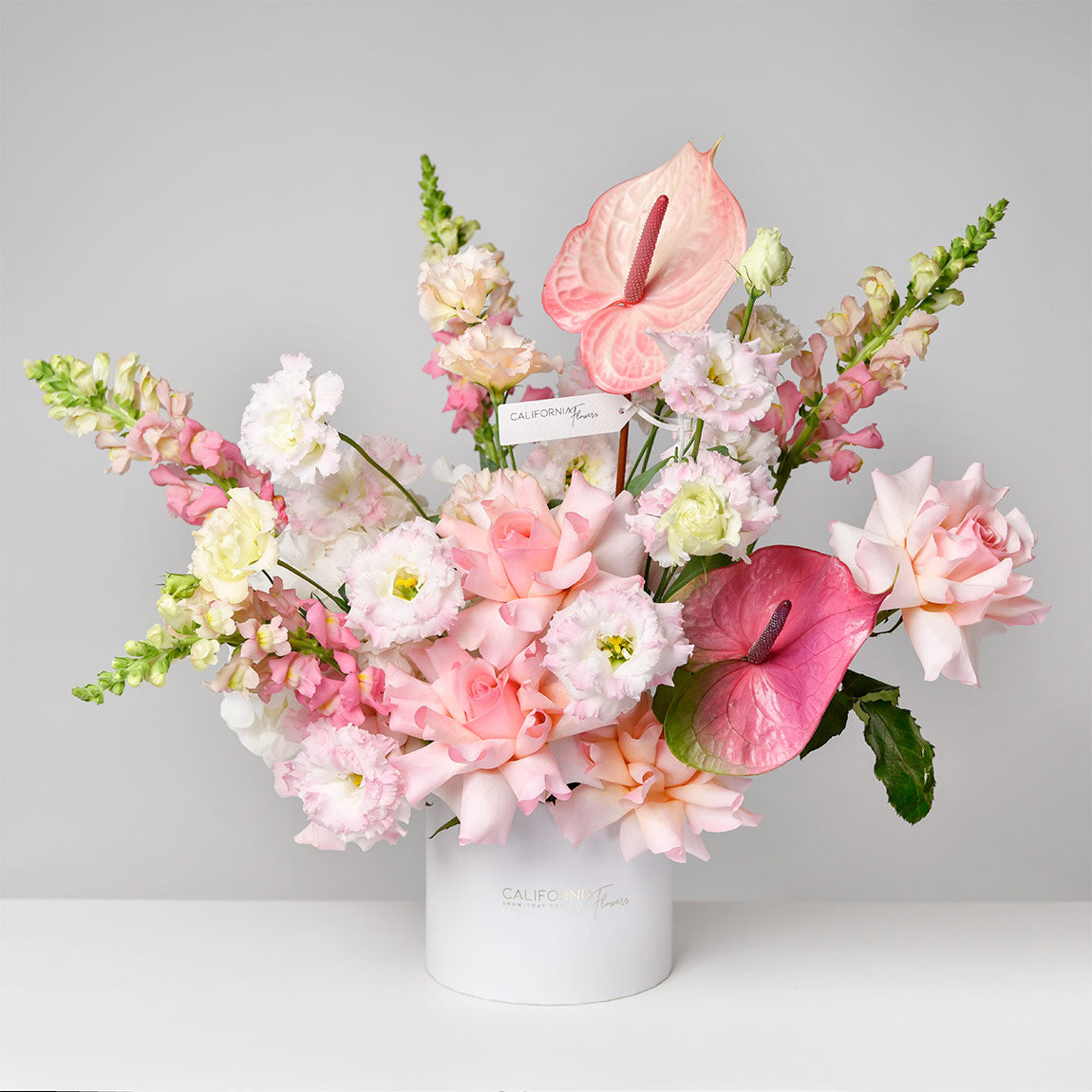 Cutii cu flori - California Flowers, Aranjament floral in cutie cu anthurium,  lisianthus si trandafiri roz, Californiaflowers.ro