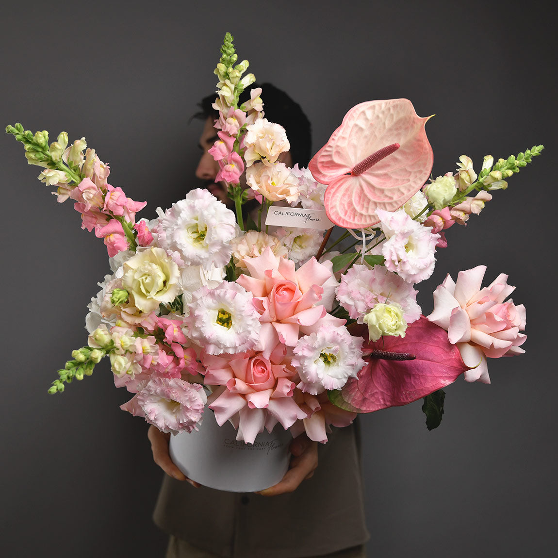 Cutii cu flori - California Flowers, Aranjament floral in cutie cu anthurium,  lisianthus si trandafiri roz, Californiaflowers.ro