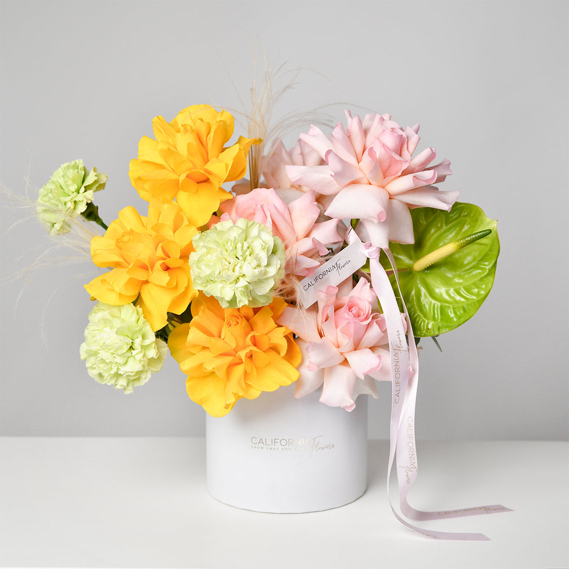 Livrare flori Bucuresti - California Flowers, Aranjament floral in cutie cu dianthus, trandafiri si anthurium, Californiaflowers.ro