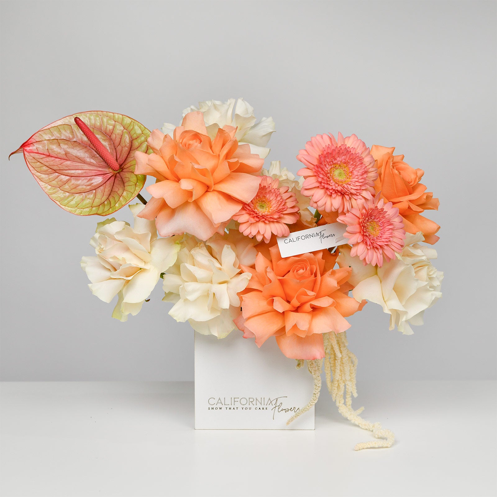 Flori de Vara, Aranjament floral in cutie cu gerbera si trandafiri peach, Californiaflowers.ro