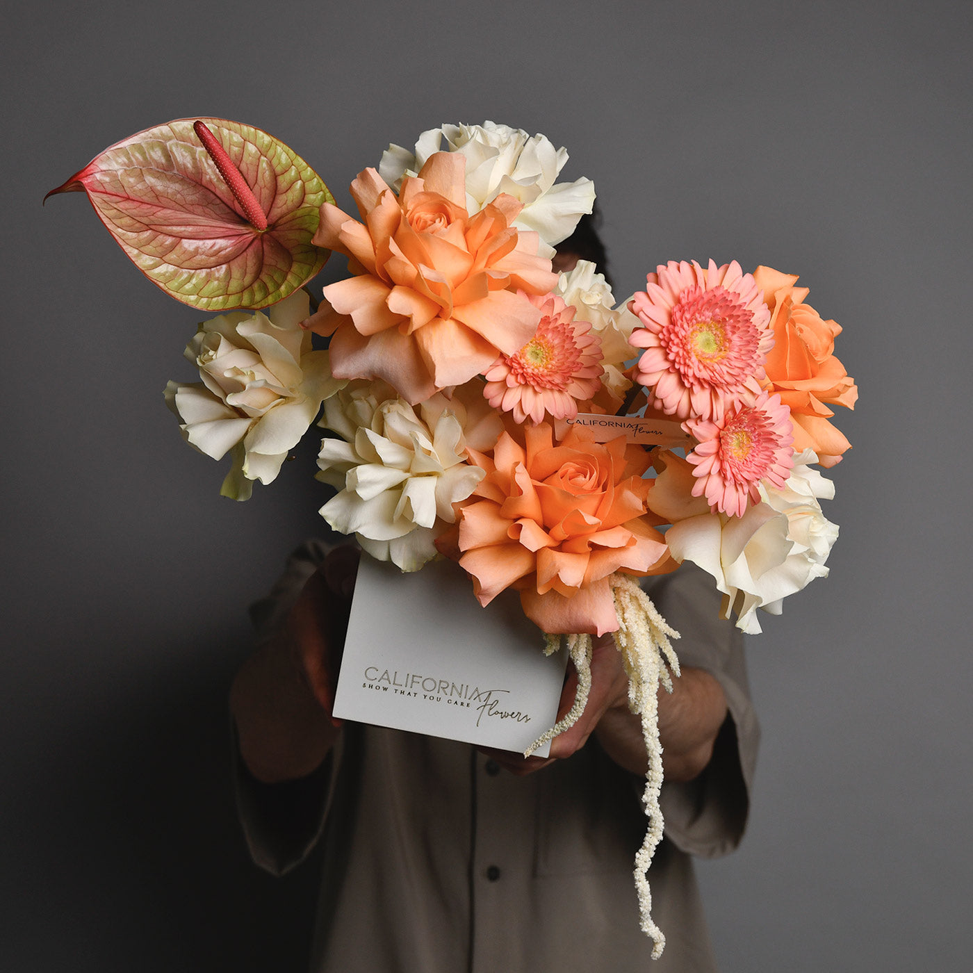 Flori de Vara, Aranjament floral in cutie cu gerbera si trandafiri peach, Californiaflowers.ro