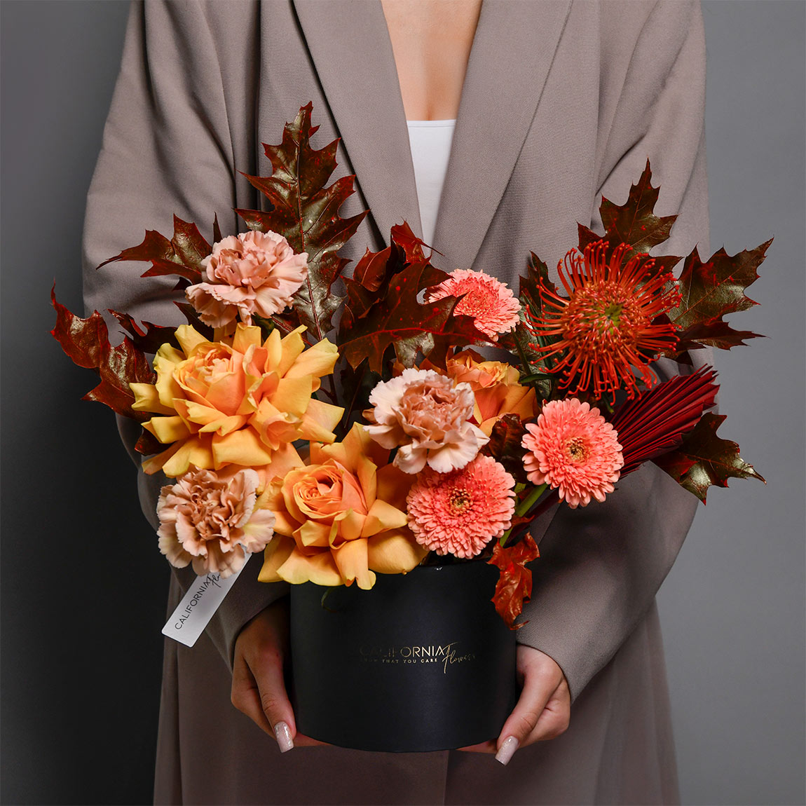 Livrare flori Bucuresti - California Flowers, Aranjament floral in cutie cu leucadendron, trandafiri si gerbera, Californiaflowers.ro