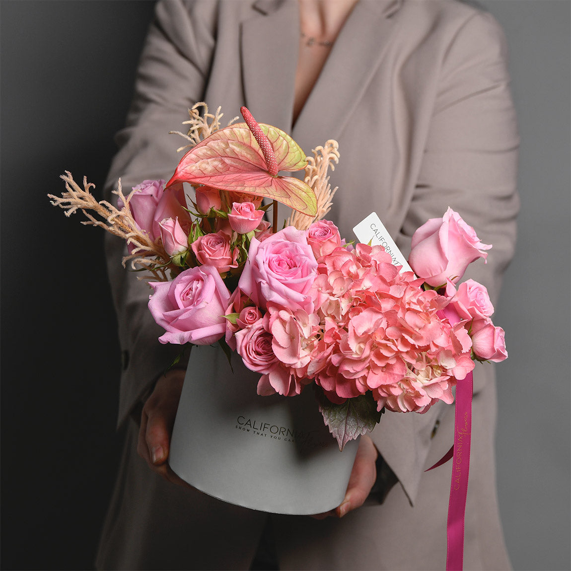 Flori de Florii - California Flowers, Aranjament floral in cutie cu trandafiri si anthurium, Californiaflowers.ro