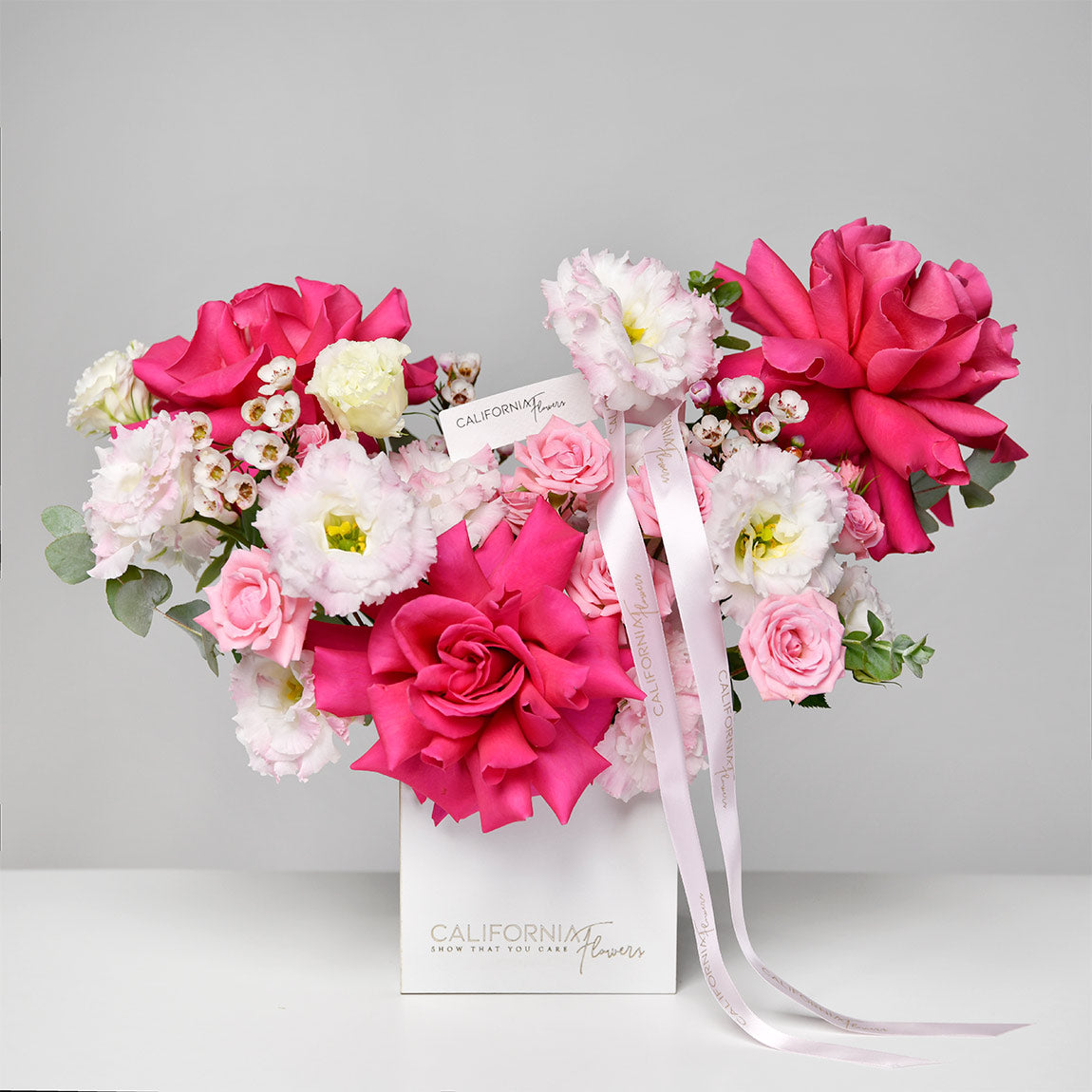 Livrare flori Bucuresti - California Flowers, Aranjament floral in cutie cu trandafiri speciali Pink si lisianthus, Californiaflowers.ro