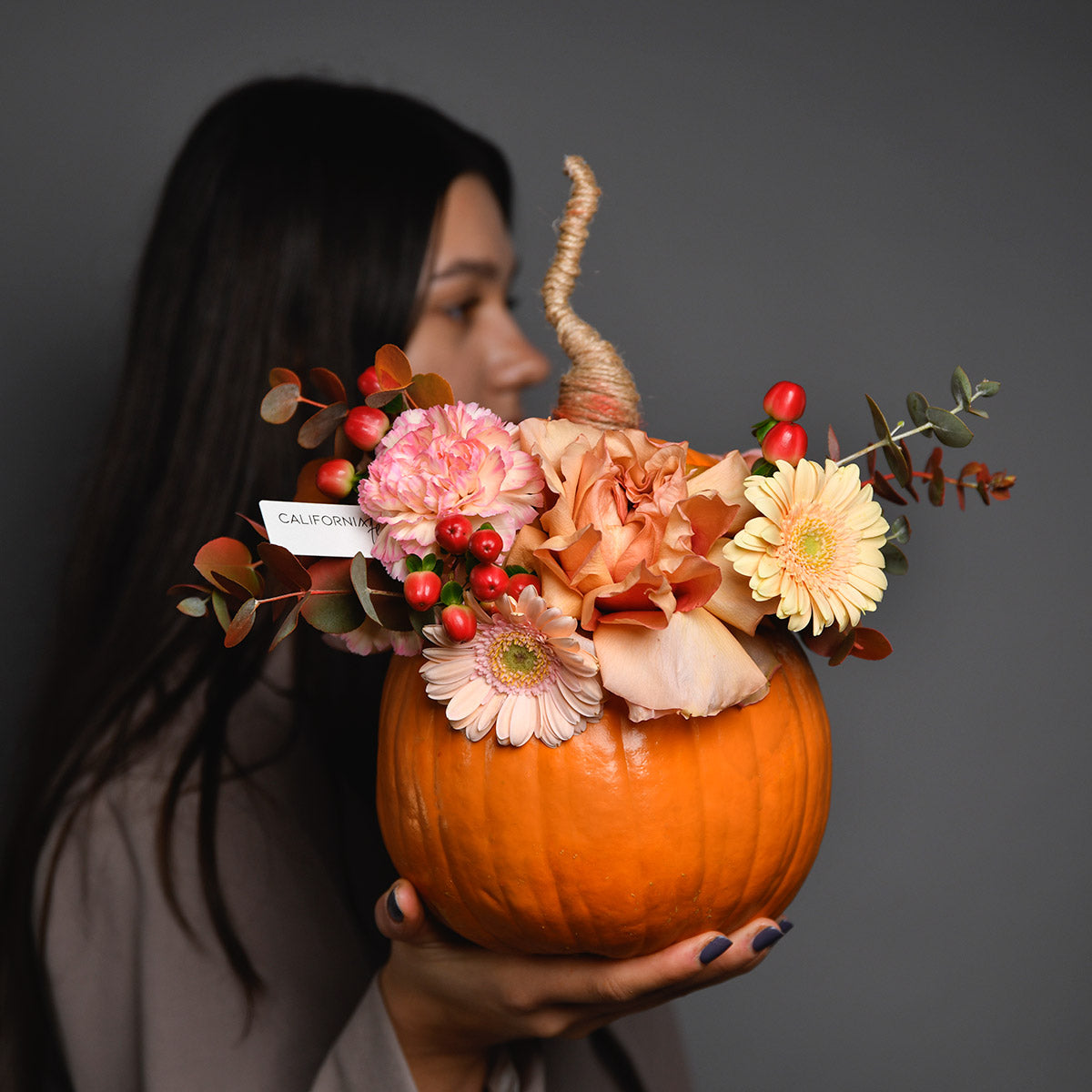 Livrare flori Bucuresti - California Flowers, Aranjament floral in dovleac cu gerbera si hypericum, Californiaflowers.ro