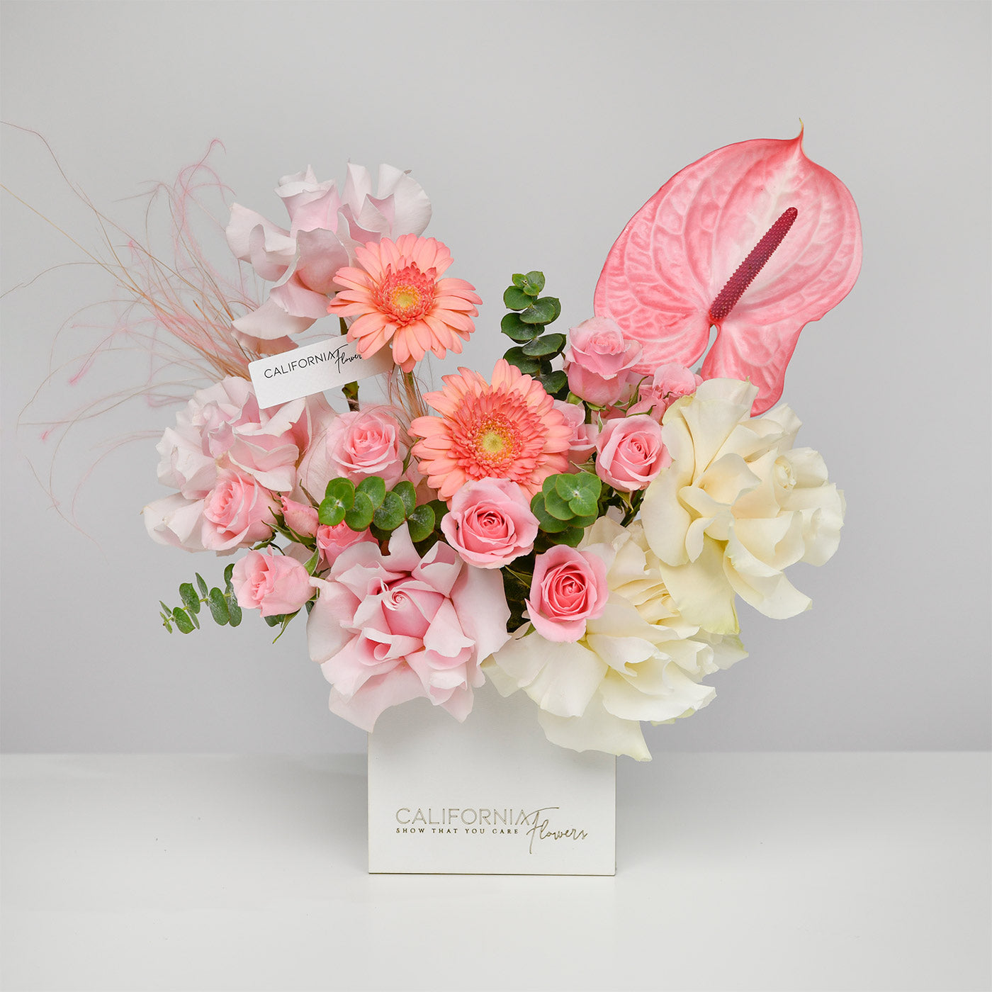 Flori de Vara, Aranjament in cutie cu miniroze, gerbera si anthurium, Californiaflowers.ro