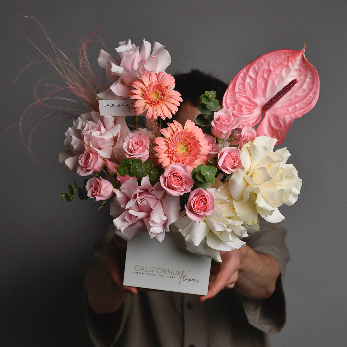 Flori de Vara, Aranjament in cutie cu miniroze, gerbera si anthurium, Californiaflowers.ro