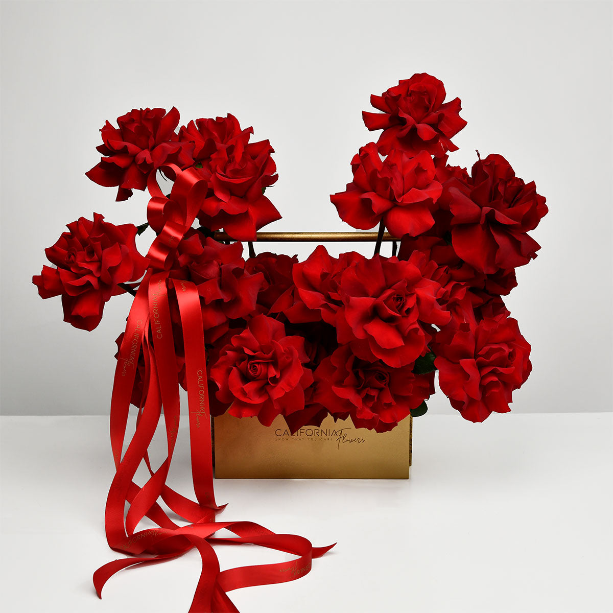 Cutii cu flori - California Flowers, Aranjament floral in cutie cu 31 trandafiri speciali rosii, Californiaflowers.ro