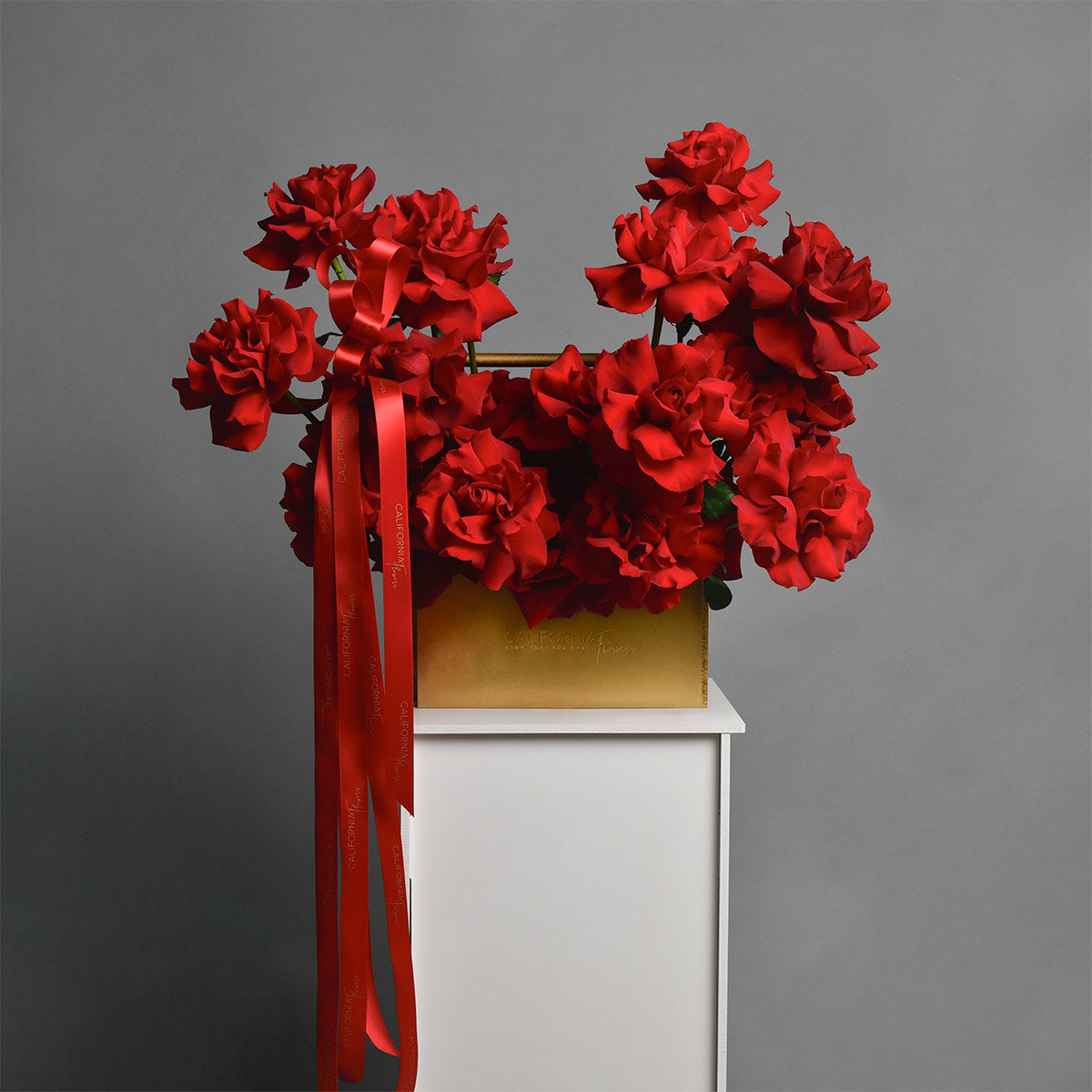 Cutii cu flori - California Flowers, Aranjament floral in cutie cu 31 trandafiri speciali rosii, Californiaflowers.ro