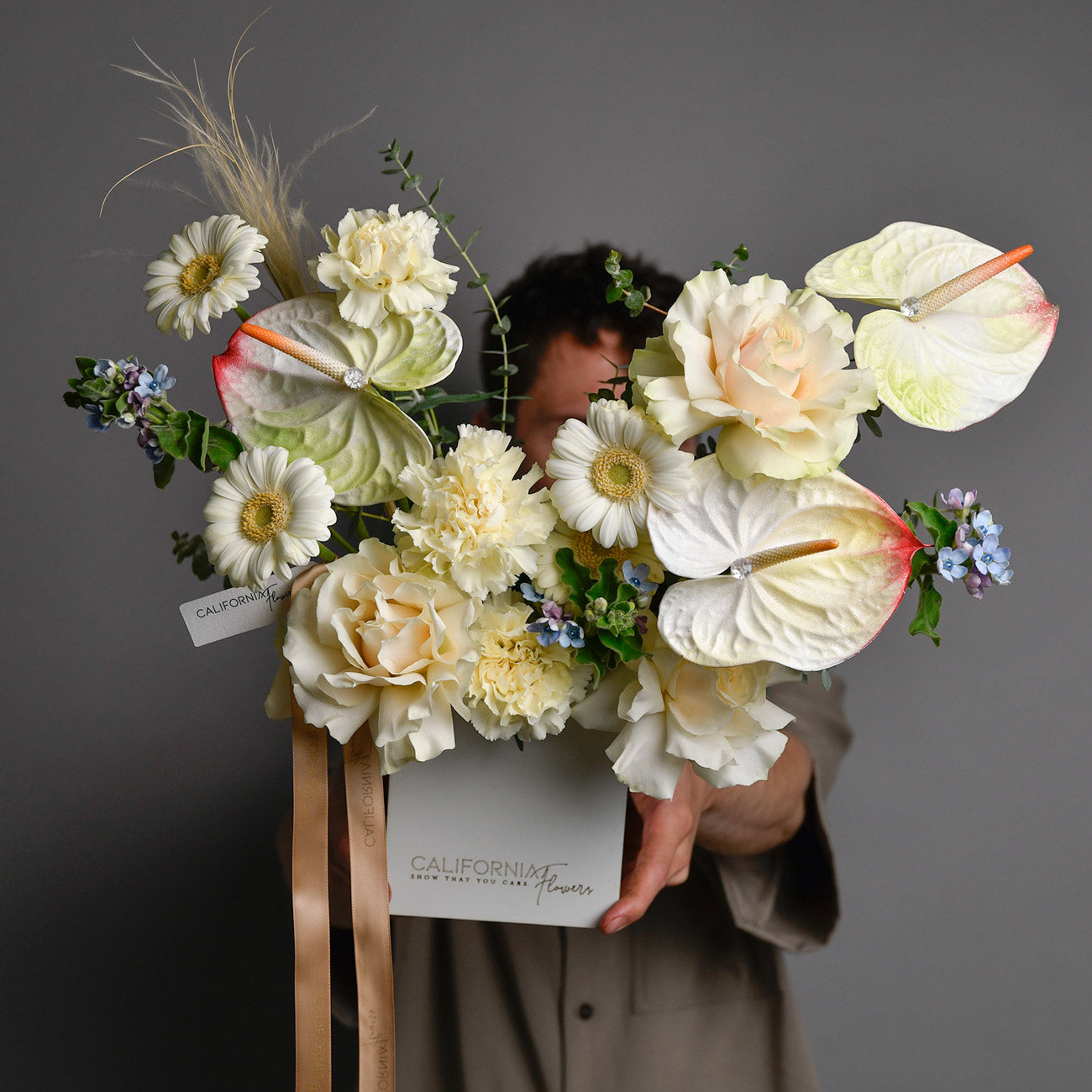 Flori de Vara, Aranjament floral in cutie cu anthurium, dianthus si gerbera, Californiaflowers.ro