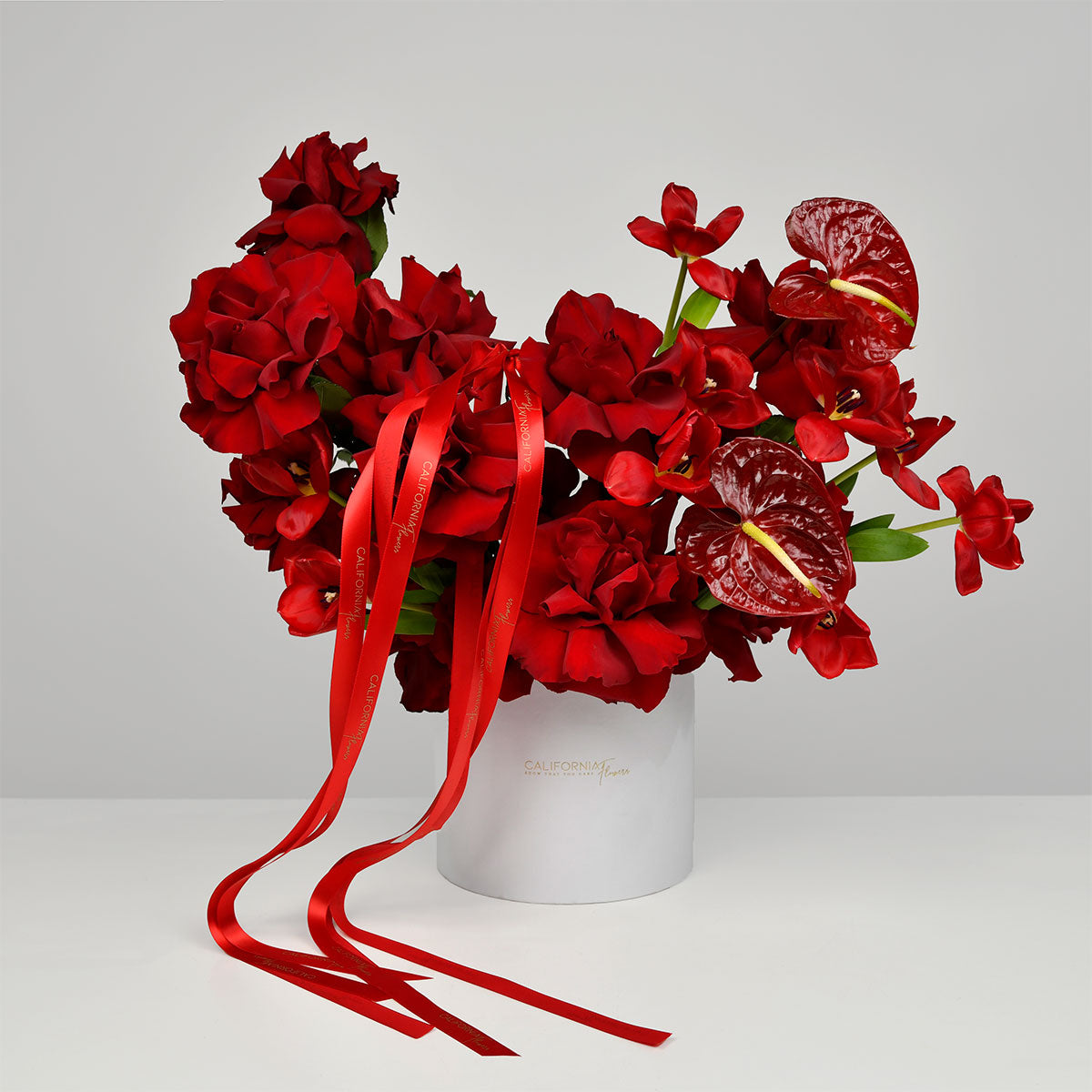 Ocazii Speciale, Aranjament floral in cutie cu anthurium, lalele rosii si trandafiri speciali, Californiaflowers.ro