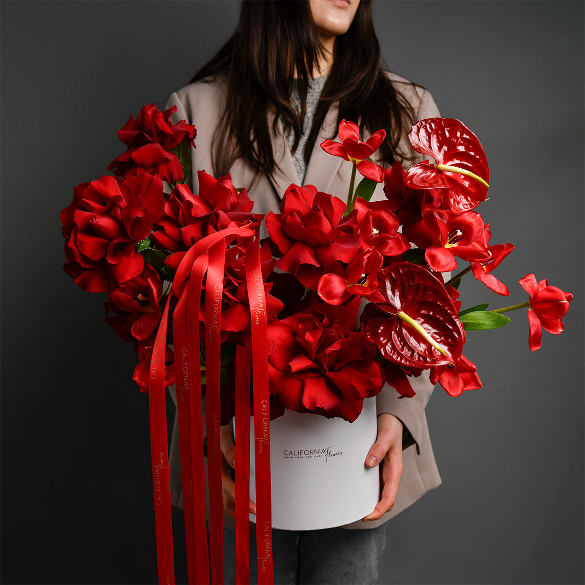 Ocazii Speciale, Aranjament floral in cutie cu anthurium, lalele rosii si trandafiri speciali, Californiaflowers.ro
