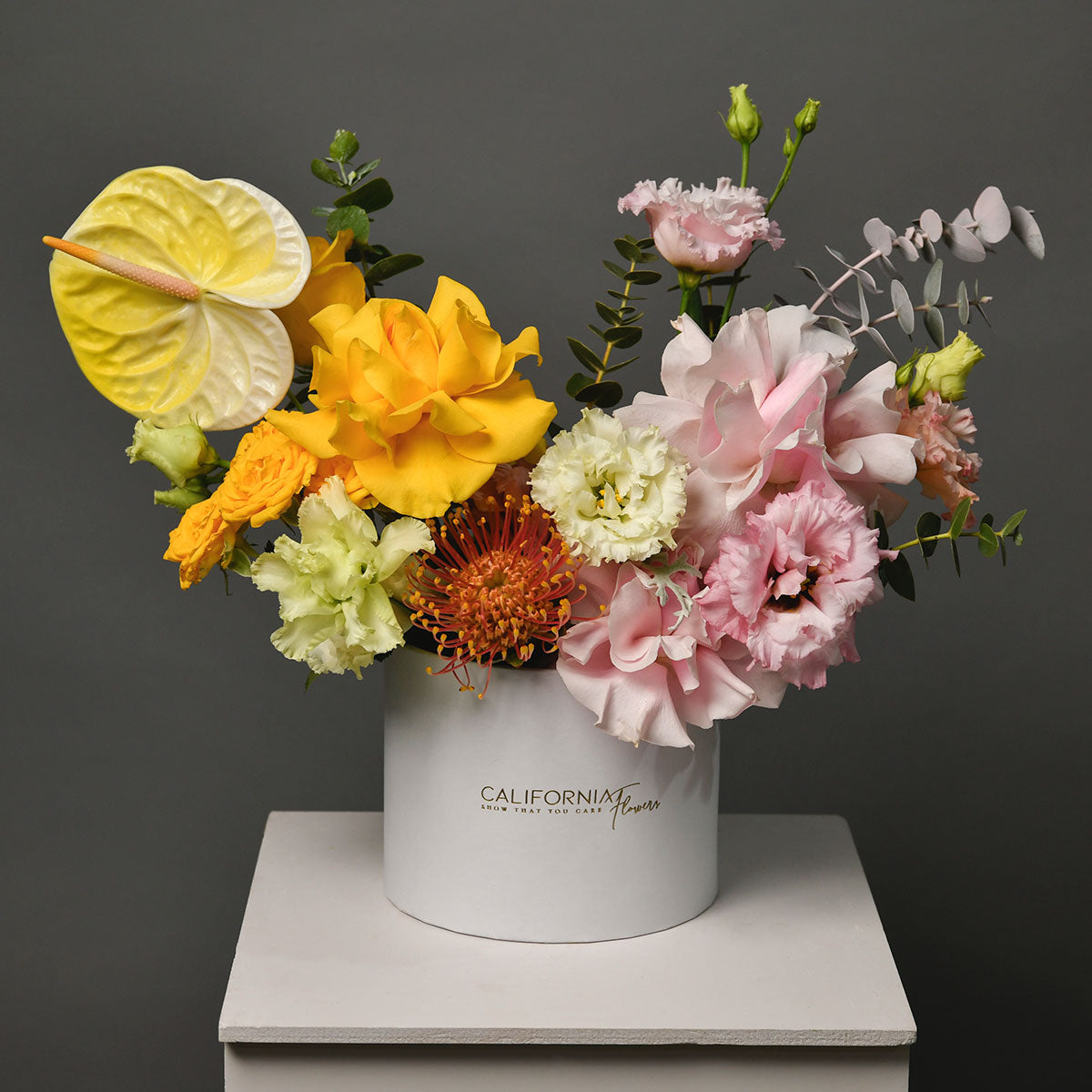 Livrare flori Bucuresti - California Flowers, Aranjament floral in cutie cu anthurium, lisianthus si trandafiri speciali, Californiaflowers.ro
