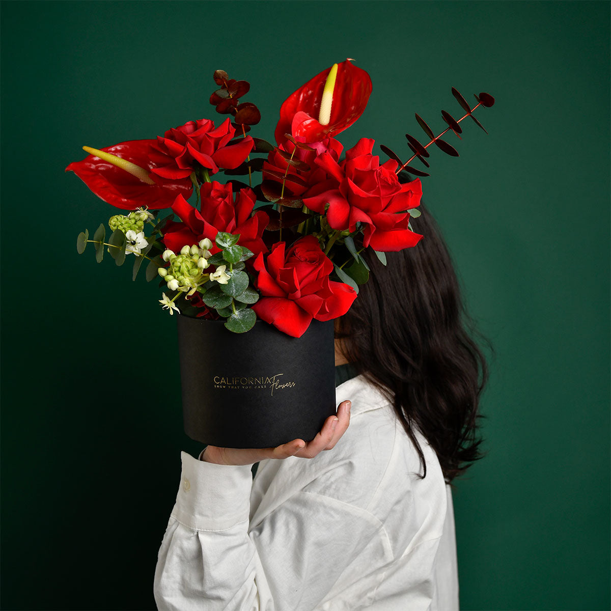 Flori de Paste - California Flowers, Aranjament floral in cutie cu anthurium rosu, trandafiri speciali rosii si ornithogalum, Californiaflowers.ro