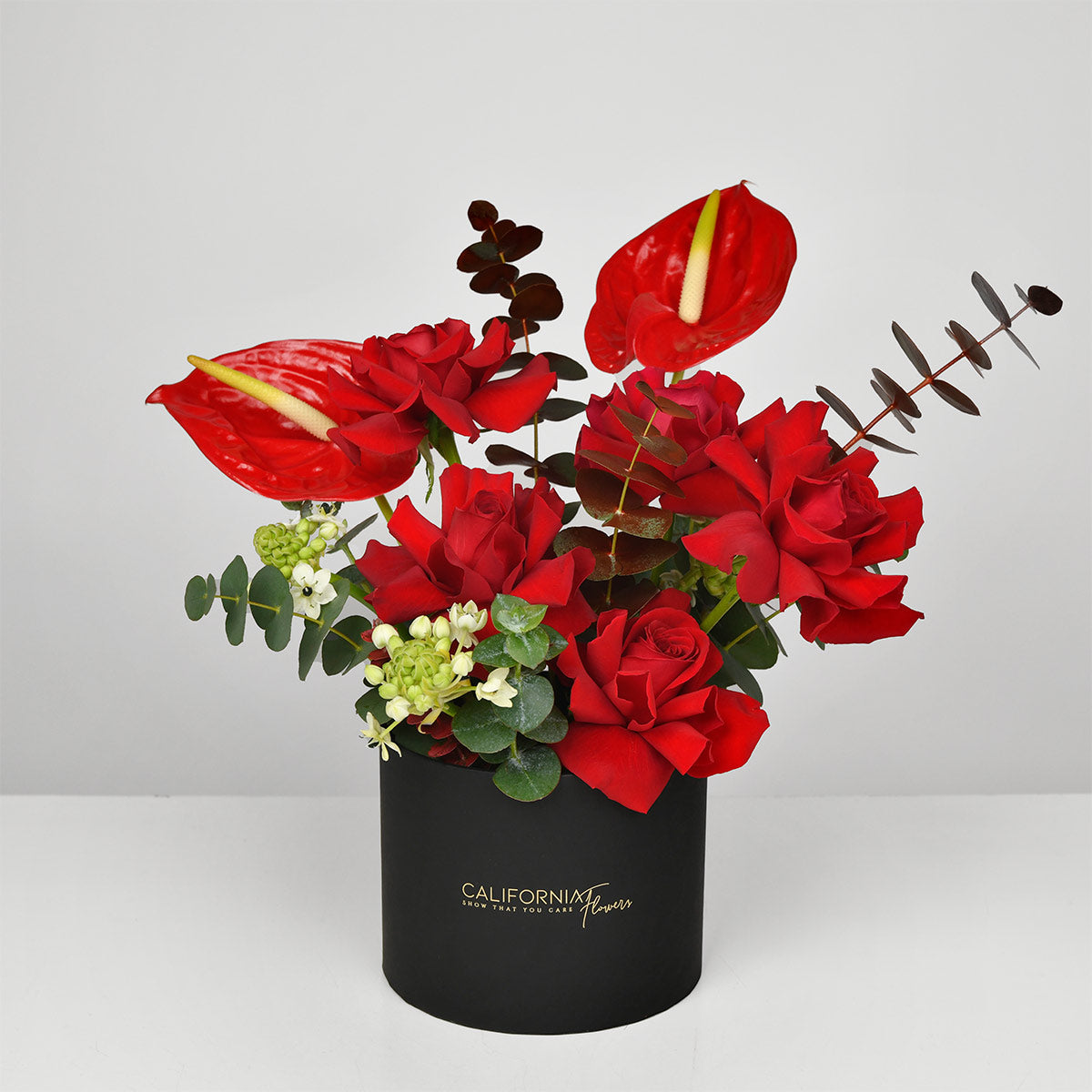 Flori de Paste - California Flowers, Aranjament floral in cutie cu anthurium rosu, trandafiri speciali rosii si ornithogalum, Californiaflowers.ro