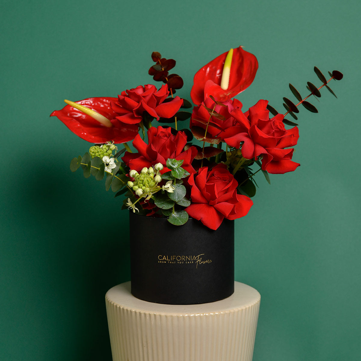 Aranjament floral in cutie cu anthurium rosu, trandafiri speciali rosii si ornithogalum, 5, Californiaflowers.ro