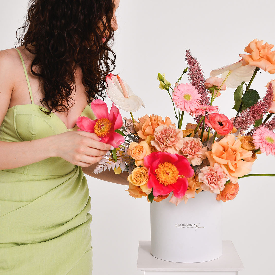 Flori de Paste - California Flowers, Aranjament floral in cutie cu bujori, gerbera, trandafiri speciali si anthurium, Californiaflowers.ro