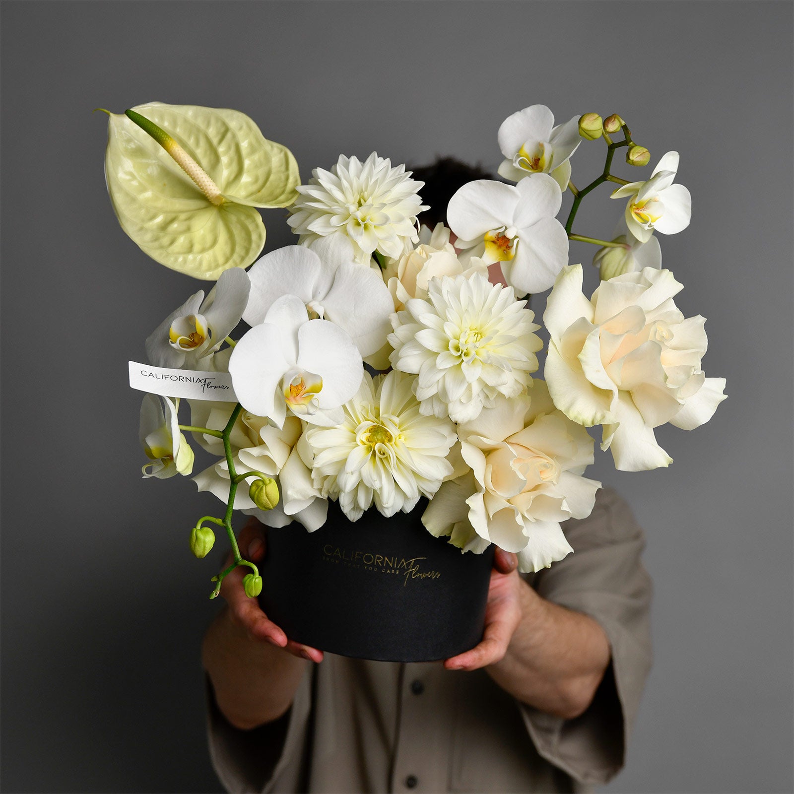 Cutii cu flori - California Flowers, Aranjament floral in cutie cu orhidee phalaenopsis si anthurium, Californiaflowers.ro