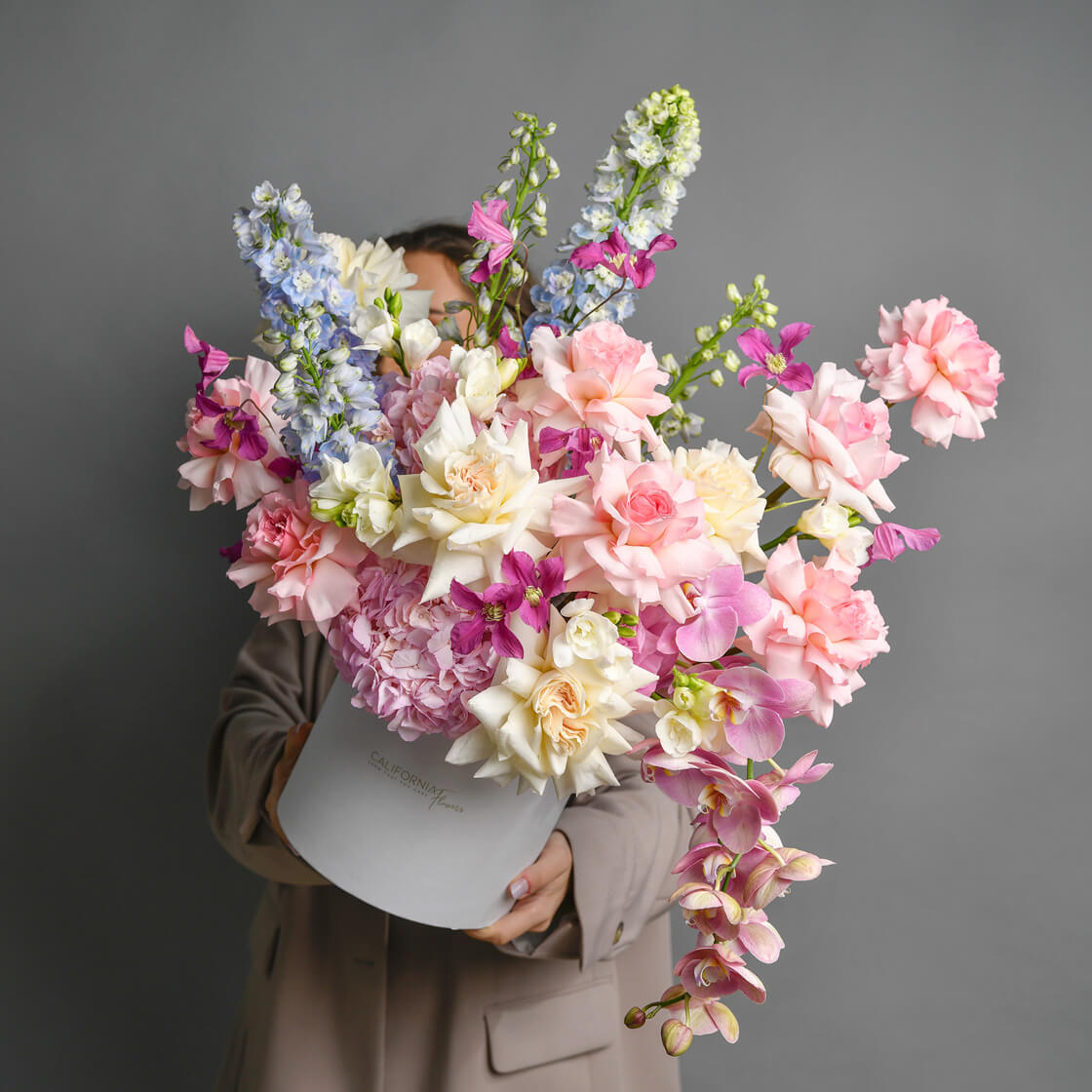 Flori pentru mama - California Flowers, Aranjament floral in cutie cu orhidee phalaenopsis si delphinium, Californiaflowers.ro