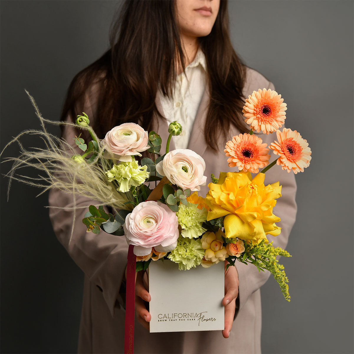 Flori pentru mama - California Flowers, Aranjament floral in cutie cu ranunculus si trandafiri speciali, Californiaflowers.ro