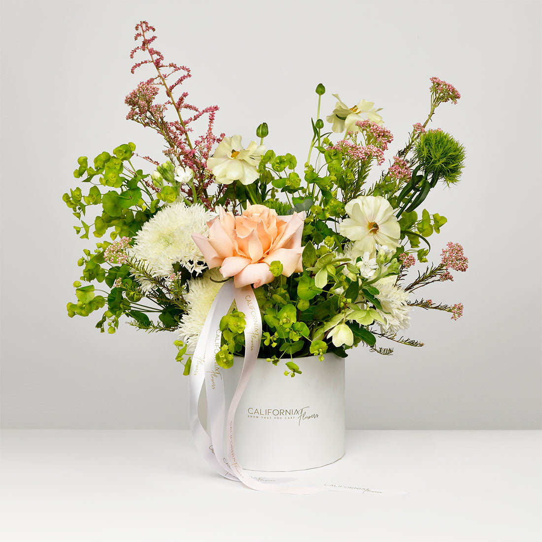 Flori de Paste - California Flowers, Aranjament floral in cutie cu trandafiri speciali, bupleurum si dianthus, Californiaflowers.ro