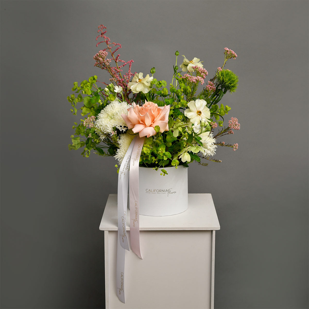 Flori de Paste - California Flowers, Aranjament floral in cutie cu trandafiri speciali, bupleurum si dianthus, Californiaflowers.ro