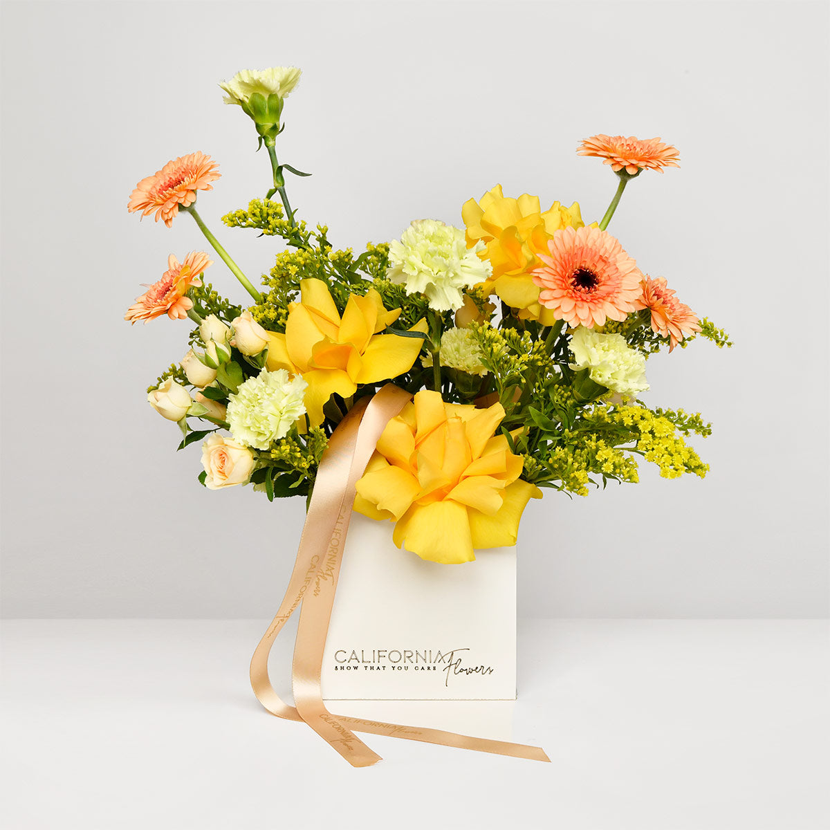 Flori de Paste - California Flowers, Aranjament floral in cutie cu trandafiri speciali, dianthus si gerbera, Californiaflowers.ro