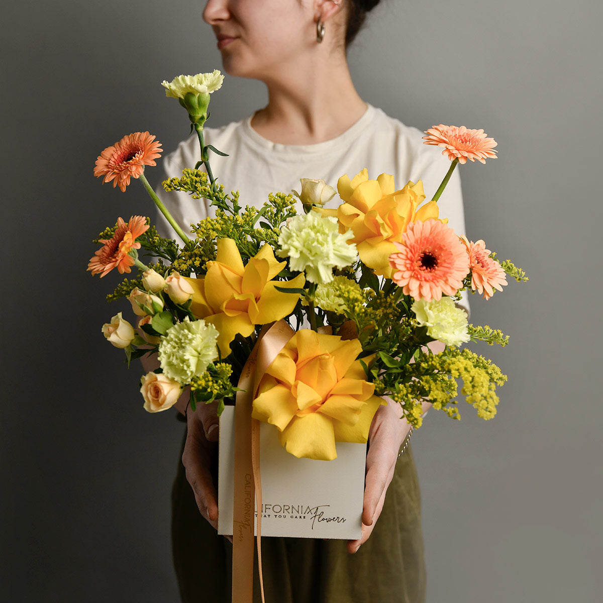 Flori de Paste - California Flowers, Aranjament floral in cutie cu trandafiri speciali, dianthus si gerbera, Californiaflowers.ro