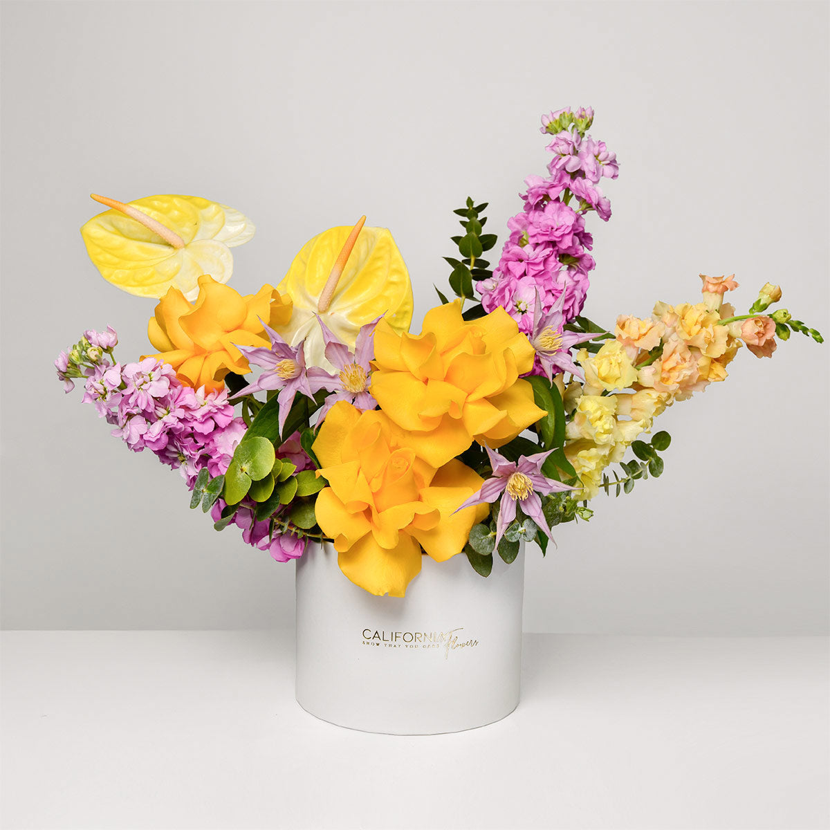 Flori de Paste - California Flowers, Aranjament floral in cutie cu trandafiri speciali galbeni, anthurium si matthiola, Californiaflowers.ro
