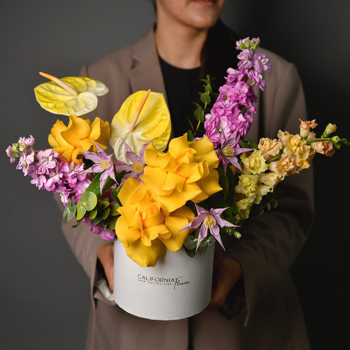 Flori de Paste - California Flowers, Aranjament floral in cutie cu trandafiri speciali galbeni, anthurium si matthiola, Californiaflowers.ro