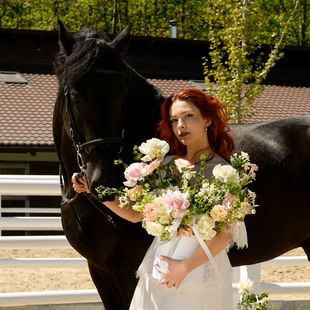 Flori de Paste - California Flowers, Aranjament floral in cutie cu trandafiri speciali, lisianthus si bouvardia, Californiaflowers.ro