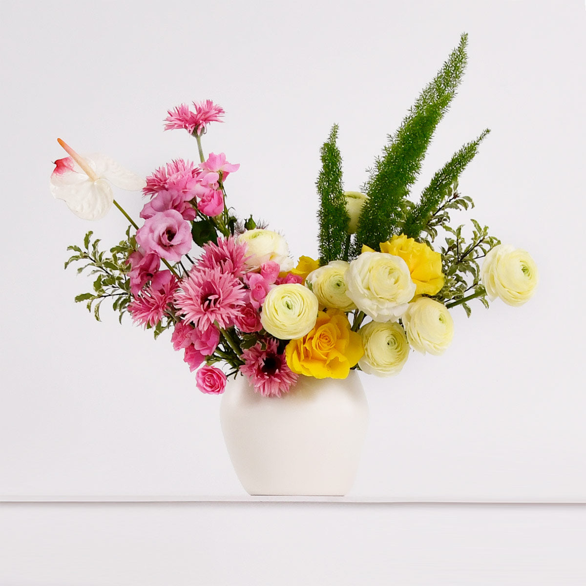 Cutii cu flori - California Flowers, Aranjament floral in vas ceramic cu trandafiri, ranunculus, gerbera si anthurium, Californiaflowers.ro