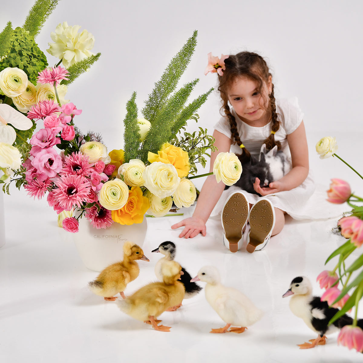 Cutii cu flori - California Flowers, Aranjament floral in vas ceramic cu trandafiri, ranunculus, gerbera si anthurium, Californiaflowers.ro