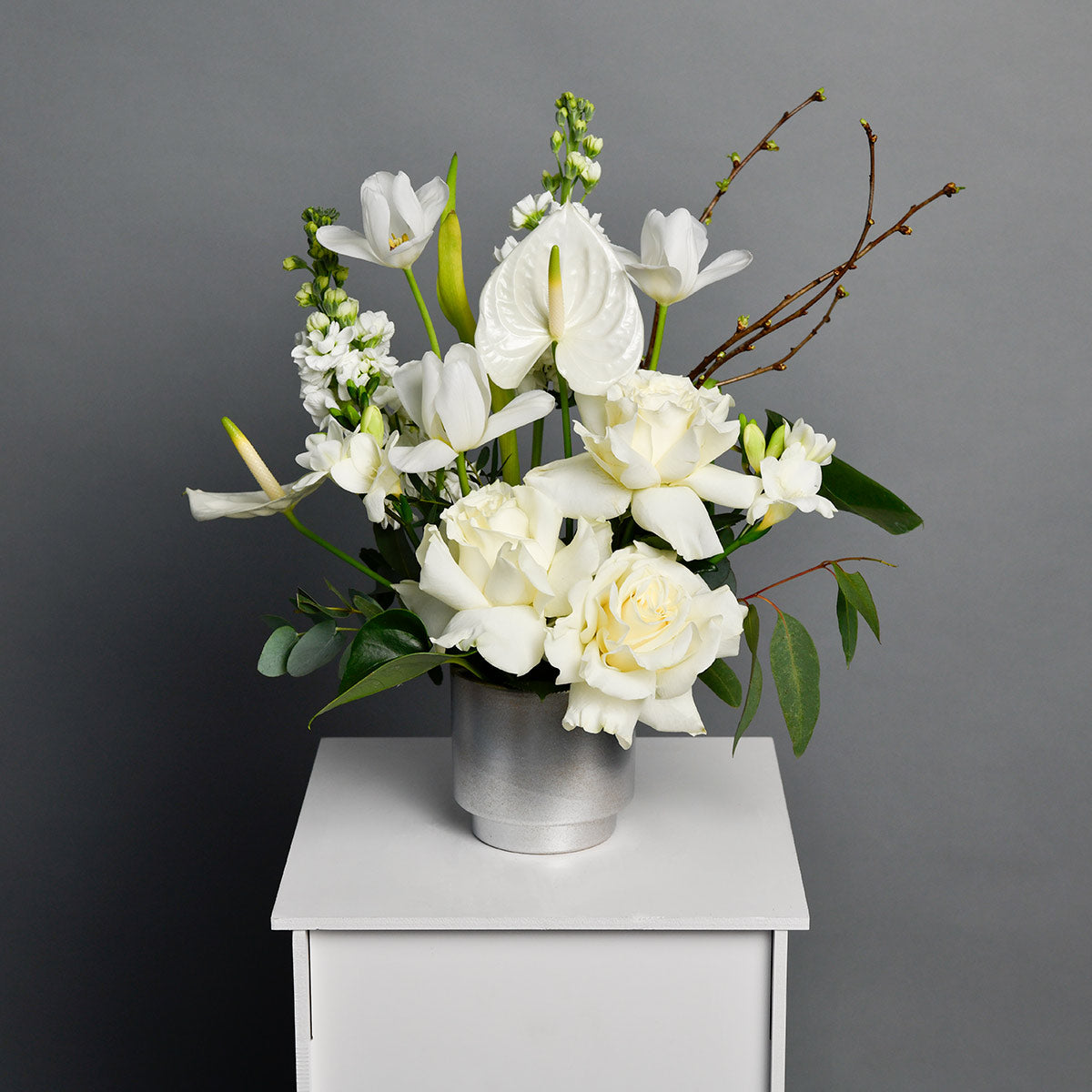 Cutii cu flori - California Flowers, Aranjament floral in vas ceramic cu trandafiri speciali, lalele si anthurium alb, Californiaflowers.ro