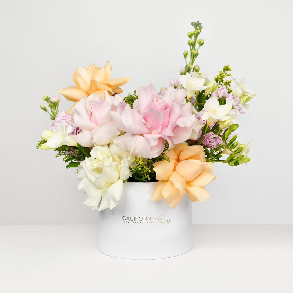 Cutii cu flori - California Flowers, Aranjament in cutie cu trandafiri speciali si frezii albe, Californiaflowers.ro