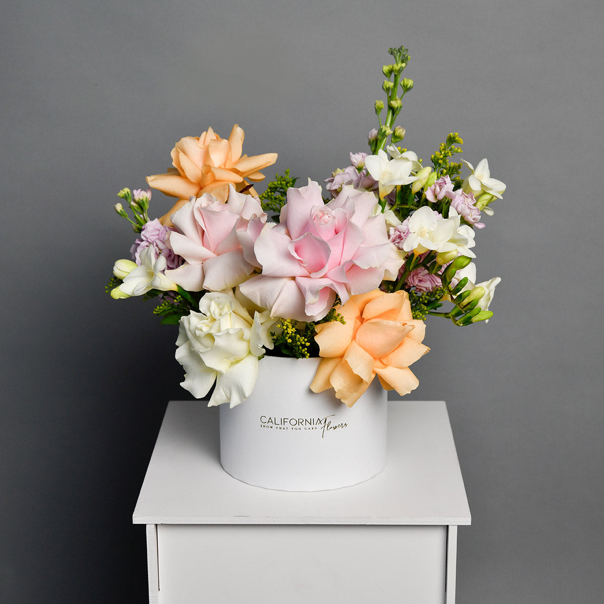 Cutii cu flori - California Flowers, Aranjament in cutie cu trandafiri speciali si frezii albe, Californiaflowers.ro