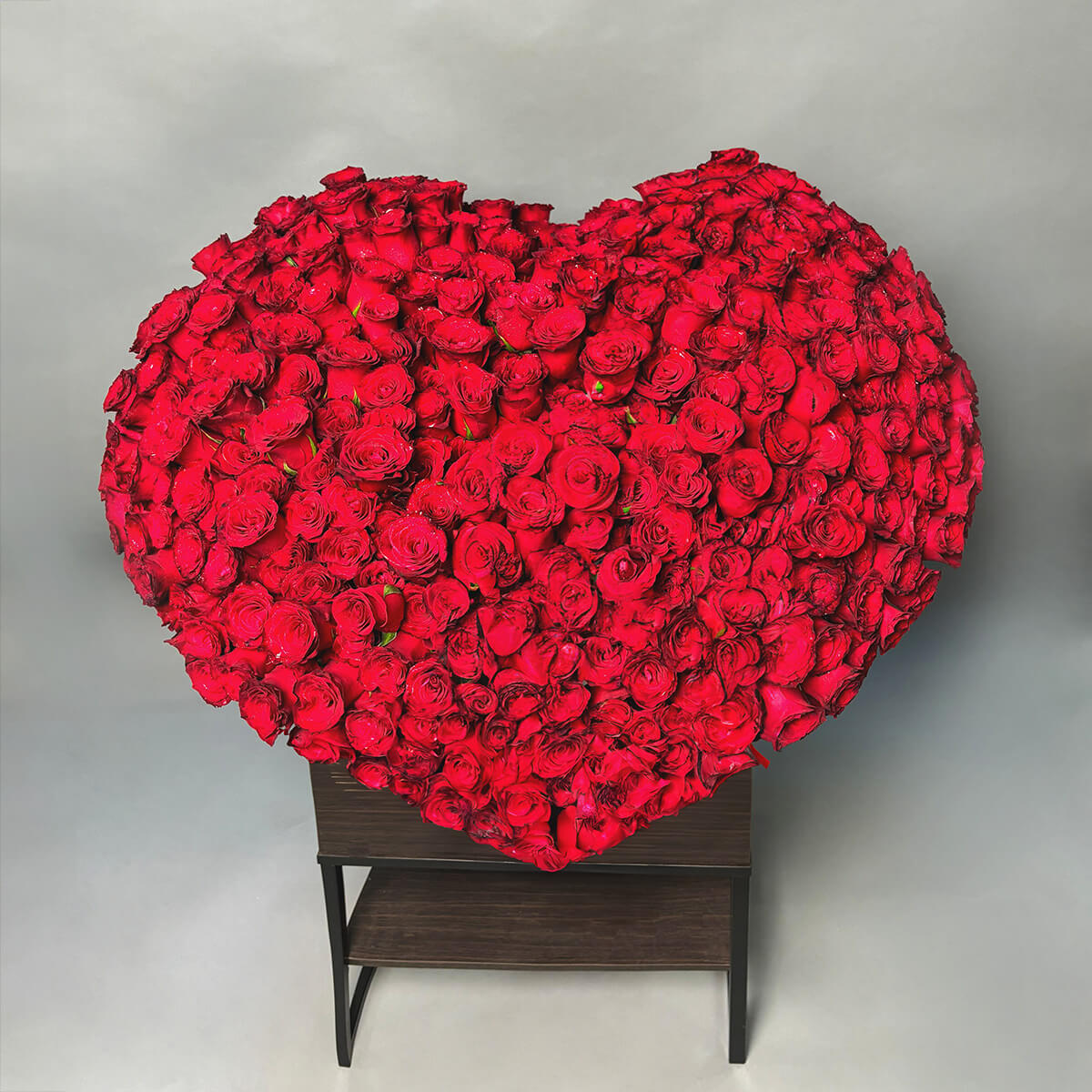 Cutii cu flori - California Flowers, Aranjament floral inima in cos cu 500 trandafiri rosii, Californiaflowers.ro