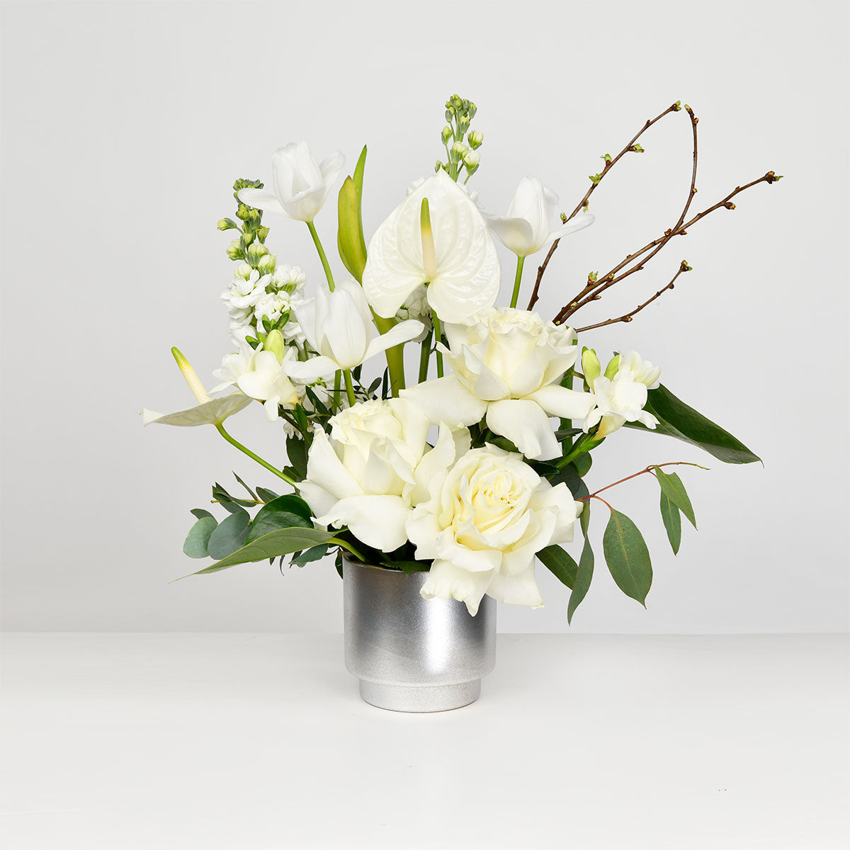 Cutii cu flori - California Flowers, Aranjament floral in vas ceramic cu trandafiri speciali, lalele si anthurium alb, Californiaflowers.ro