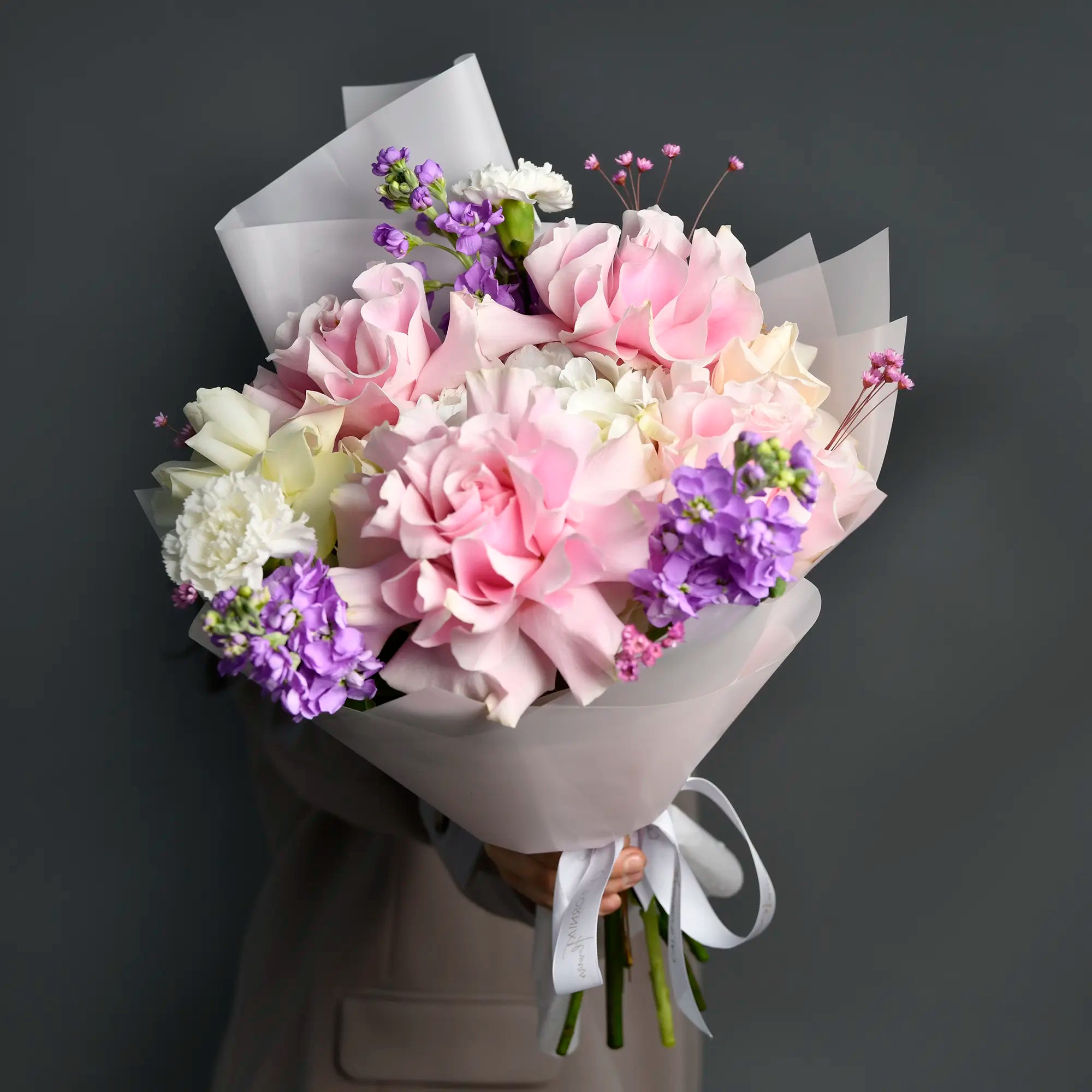 Flori pentru mama - California Flowers, Buchet trandafiri roz, albi si matthiola, Californiaflowers.ro