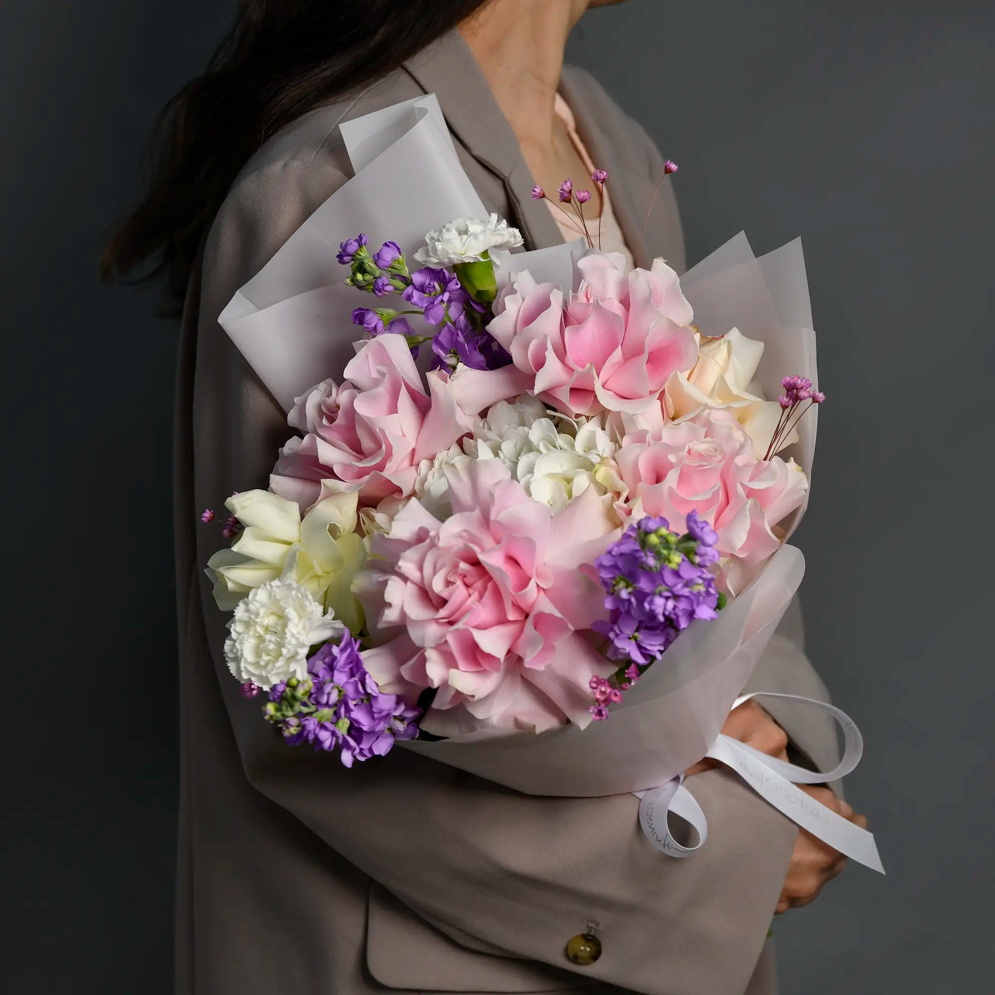 Buchet trandafiri roz, albi si matthiola, 3, Californiaflowers.ro