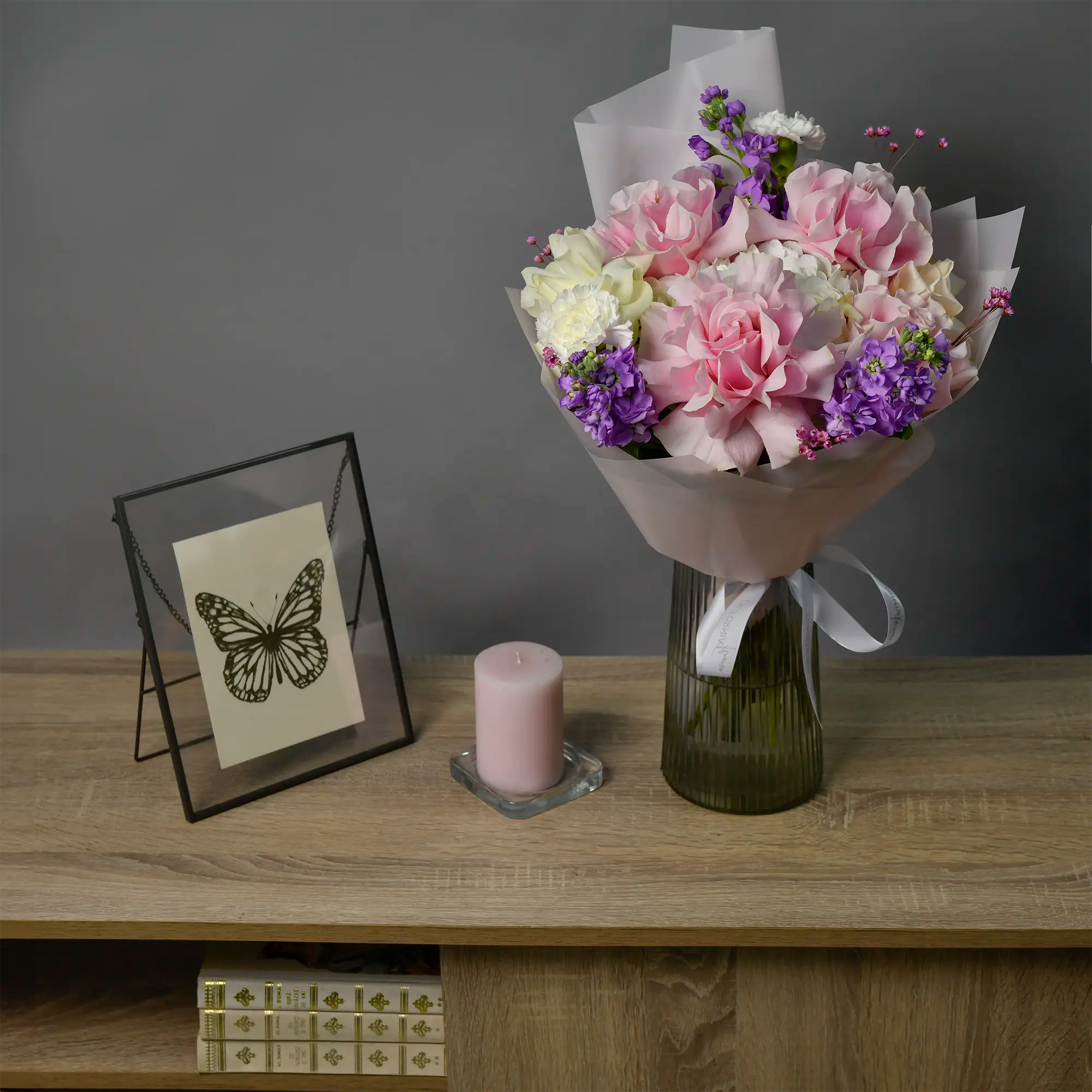 Buchet trandafiri roz, albi si matthiola, 4, Californiaflowers.ro