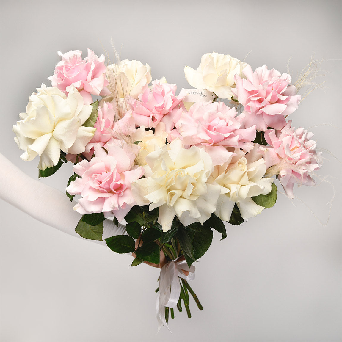 Ocazii Speciale, Buchet 15 trandafiri speciali roz si albi, Californiaflowers.ro