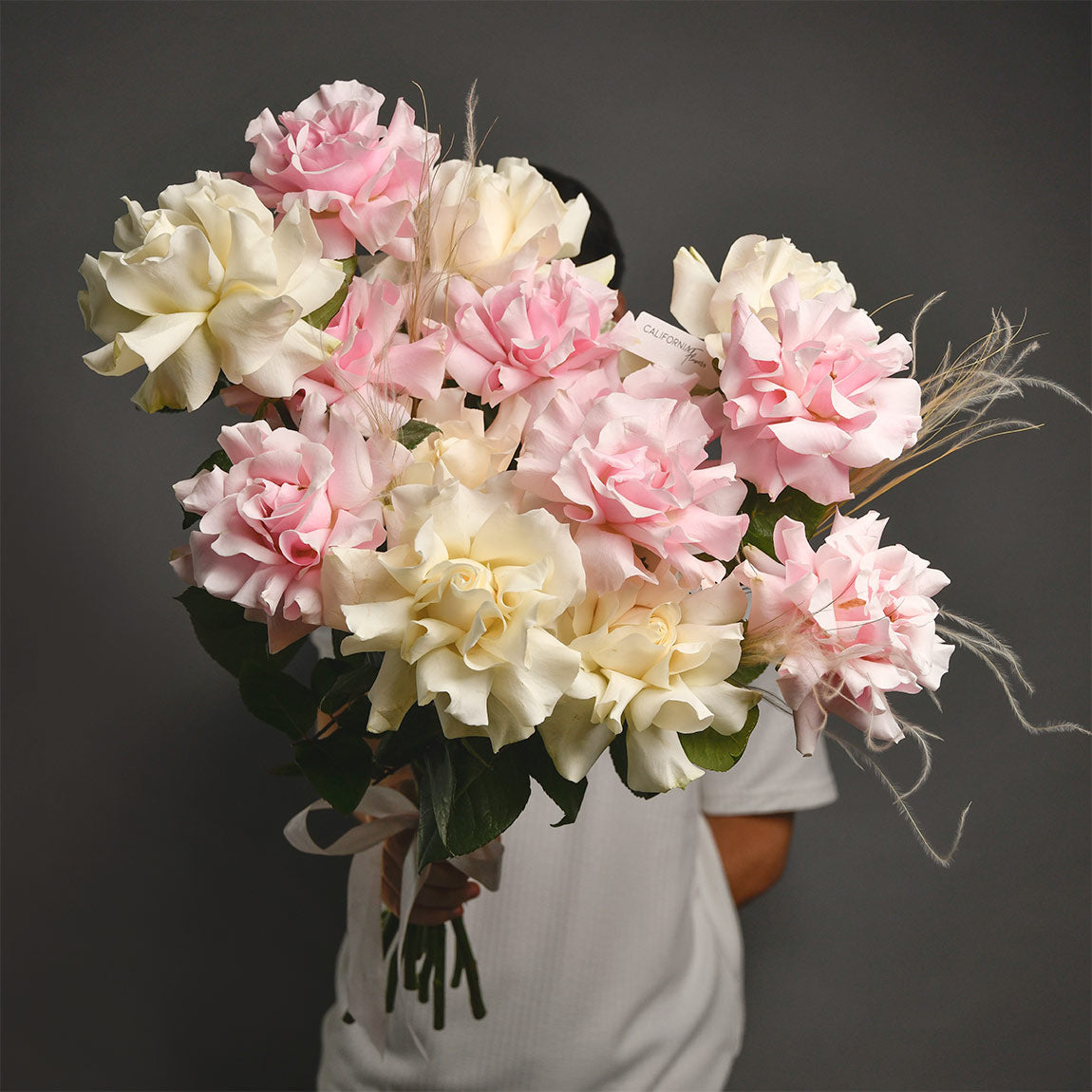 Ocazii Speciale, Buchet 15 trandafiri speciali roz si albi, Californiaflowers.ro